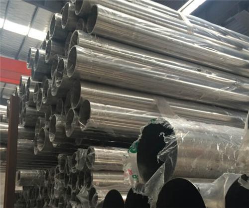 904L不銹鋼管陰極與陽(yáng)極面積比，陰極面積控制在陽(yáng)極面積的1/2.在此情況下，可以防止價(jià)格的增長(zhǎng)，過(guò)多的價(jià)格在陽(yáng)極表面被氧化成價(jià)格